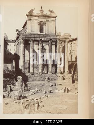 Tempio di Antonino e Faustina sul foro Romano a Roma, Italia, Anonimo, 1870 - 1890 questa foto fa parte di un album. Roma paper albumen stampa forum romano. Tempel Van EN Faustina questa foto fa parte di un album. Roma paper albumen stampa forum romano. Tempel Van EN Faustina Foto Stock