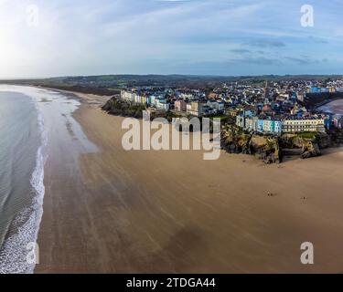 Una vista aerea lungo la South Beach a Tenby, Galles, in una giornata di sole Foto Stock