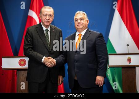 Budapest, Ungheria. 18 dicembre 2023. Viktor Orban (r), primo ministro ungherese, e Recep Tayyip Erdogan, presidente della Turchia, rilasciano una dichiarazione congiunta nel monastero carmelitano. Crediti: Marton Monus/dpa/Alamy Live News Foto Stock