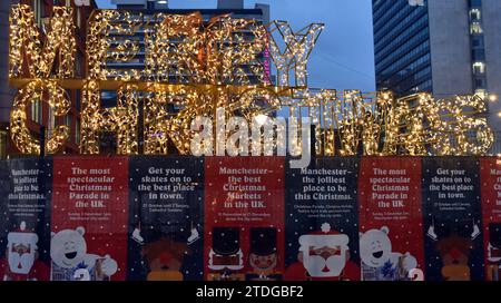 Cartello di buon natale, mercatino di Natale, decorazioni a Piccadilly Gardens, Manchester, Regno Unito in uno degli ultimi giorni di shopping prima di Natale Foto Stock