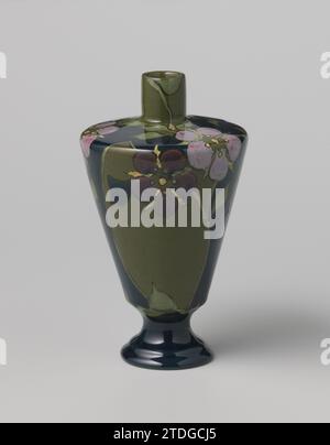 Vaso con decorazione policroma di fiori viola e rosa su stelo, N.V. Plateelbakkerij Zuid-Holland, c. 1915 vaso in terracotta, su base rotonda, corpo a forma di imbuto con spalla piatta e piccolo collo cilindrico. Policromo verniciato in verde, giallo, rosa e viola con tre volte viola e un fiore rosa su un gambo contro un brodo parzialmente verde, parzialmente blu scuro. Vaso per vetrificazione in terracotta Gouda, su base rotonda, con corpo a imbuto con spalla piatta e piccolo collo cilindrico. Policromo verniciato in verde, giallo, rosa e viola con tre volte viola A. Foto Stock