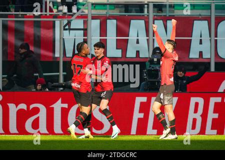 Milano, Italie. 17 dicembre 2023. Noah Okafor festeggia il gol con i compagni durante la partita di campionato italiano di serie A tra AC Milan e AC Monza il 17 dicembre 2023 allo stadio San Siro di Milano - foto Morgese-Rossini/DPPI Credit: DPPI Media/Alamy Live News Foto Stock