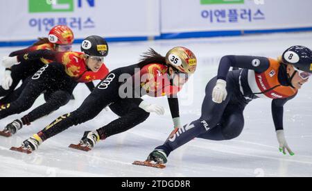 Seoul, Corea del Sud. 17 dicembre 2023. (R to L) Velzeboer Xandra (8) dei Paesi Bassi, Wang Ye (35) della Cina, fan Kexin (78) della Cina, Wang Xinran (29) della Cina, reagisce finale del 500 m ISU World Cup Short Track Speed Skating 2023-2024 al Mokdong Ice Rink di Seoul, Corea del Sud il 17 dicembre 2023. (Foto di Lee Young-ho/Sipa USA) credito: SIPA USA/Alamy Live News Foto Stock