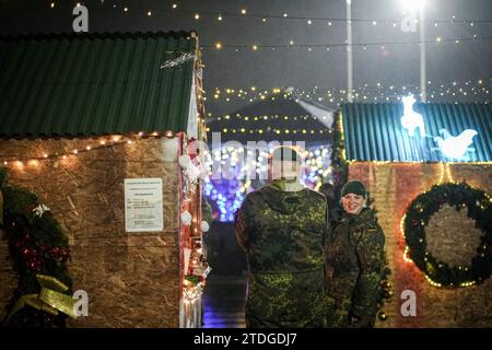 Rukla, Lituania. 18 dicembre 2023. I soldati della Bundeswehr visitano il mercatino di Natale presso la caserma di Rukla. Il politico dell'SPD visita qui i soldati tedeschi per una festa di Natale e un caffè d'Avvento. Crediti: Kay Nietfeld/dpa/Alamy Live News Foto Stock