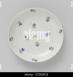 Piatto, dipinto con fiori di mais, fabbricazione Oud-Loosdrecht, c. 1784 piatto, decorato con fiori di mais. Contrassegnato Amstel in blu sotto lo smalto e Ingrift L1. Piatto in porcellana Loosdrecht, decorato con fiori di mais. Contrassegnato Amstel in blu sotto lo smalto e Ingrift L1. Loosdrecht porcellana Foto Stock