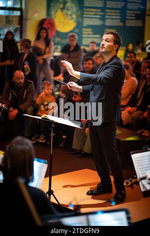 Parigi, Francia. 16 dicembre 2023. Il direttore d'orchestra francese Victor Jacob, fondatore dell'Ensemble Nouvelle Portee, ospita un open day a Ground Control a Parigi, in Francia, il 16 dicembre 2023. (Foto di Matthieu Alexandre/NurPhoto) credito: NurPhoto SRL/Alamy Live News Foto Stock