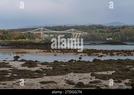 Ponte sospeso di Menai e stretto di Menai sulla costa del Galles del Nord. Foto Stock