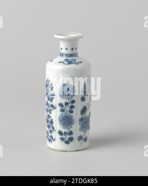 Vaso cilindrico con spray floreali e oggetti preziosi, anonimo, c. 1680 - c. 1720 vaso cilindrico di porcellana con collo spalmabile e bordo piatto con labbro rialzato, verniciato in blu smalto. Sulla pancia una fascia con modella cartigli a forma di foglia con rami di fiori (crisantemo, peonia). La spalla con tre oggetti di valore (perla, Artemisiablad, finestra). Sul collo una fascia con ricci e una con puntini. Un chip nell'anello poggiapiedi. Blue White. Porcellana cinese. glassa. Verniciatura/vitrificazione di cobalto (minerale) vaso cilindrico di porcellana con collo spalmabile e bordo piatto rialzato Foto Stock