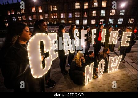 Londra, Regno Unito. 18 dicembre 2023. Una veglia CeasefireNOW fuori dal Parlamento per spingere il governo britannico a chiedere un cessate il fuoco duraturo in Israele/Gaza. La campagna ha visto più di 3 milioni di persone chiedere un cessate il fuoco immediato e permanente, senza il quale è impossibile raggiungere oltre 2 milioni di persone intrappolate a Gaza senza accesso ad acqua potabile, cibo, assistenza sanitaria, ripari adeguati e servizi igienici. La veglia è stata organizzata da Oxfam, Care International, Save the Children e altri. Crediti: Guy Bell/Alamy Live News Foto Stock