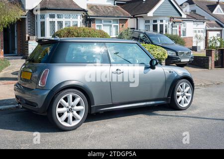 Una Mini Cooper S del 2005 è parcheggiata di fronte a una casa residenziale sulla strada. Foto Stock