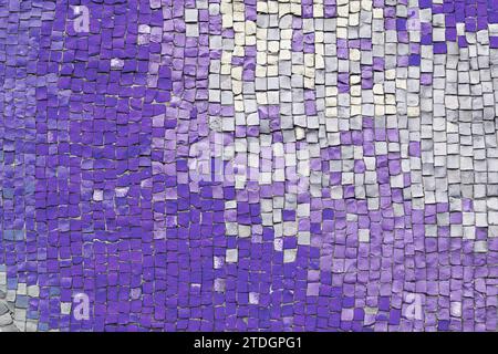 Sfondo piastrelle in ceramica a mosaico astratto. Motivi caotici di piastrelle in ceramica viola e bianca, decorazioni per pareti, elementi di design per interni. Sfondo, sfondo, Foto Stock