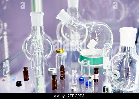 Capsule, flaconi, vaschette e matracci da laboratorio in vetro Foto Stock