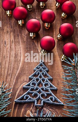 Piccolo abete di Natale e grande composizione di piccoli baule rossi su un vecchio asse di legno Foto Stock