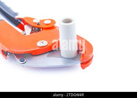 Tagliatubi isolato con tubo in plastica ravvicinato Foto Stock