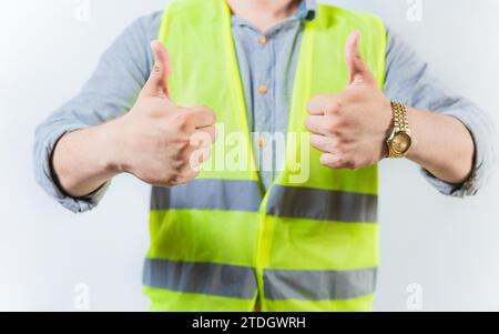 Le mani dei tecnici con il pollice in alto in un gesto di approvazione isolato. Il tecnico si avvicina al gesto di approvazione su sfondo isolato Foto Stock