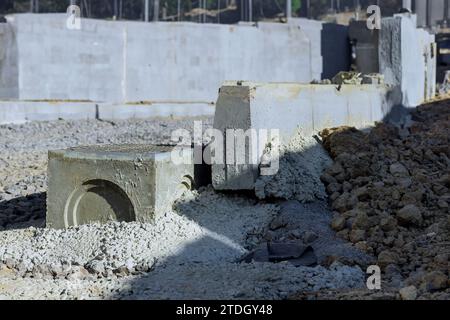 La strada viene smantellata per raccogliere le acque reflue durante la costruzione di opere di terra Foto Stock