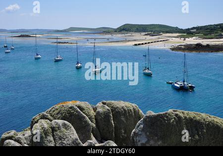 Vista dal Castello di Re Carlo su Tresco nelle isole Scilly guardando attraverso il canale tra le isole verso Bryher con una marea molto bassa Foto Stock