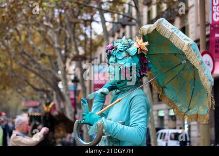 Artista di strada, mimo, statua vivente di una signora Dali, figura fantasy con ombrellone e fiori come parrucca, trucco blu, passanti, la Rambla, Ramblas Foto Stock