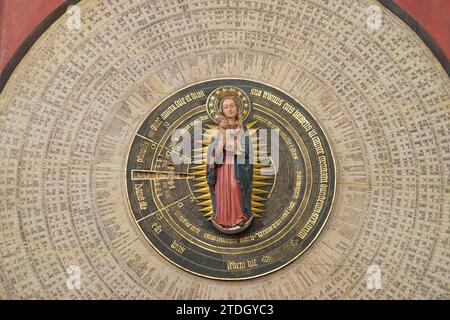 Vergine Maria con Gesù bambino, orologio astronomico di Hans Dueringer, Chiesa di Santa Maria, Danzica, Voivodato della Pomerania, Polonia Foto Stock