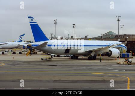 30 ottobre 2023 EWR Airport Newark NJ USA un aereo Israel Airlines si prepara nei terminal EWR Newark Airport Foto Stock