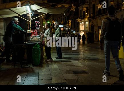 Palma di Maiorca, Spagna; 12 dicembre 2023: Bancarelle che vendono castagne a Natale, di notte. Palma de Mallorca, Spagna Foto Stock