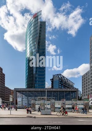 Una foto delle sezioni del muro di Berlino a Potsdamer Platz, con la Deutsche Bahn AG che incombe dall'alto. Foto Stock