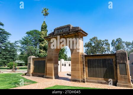 Parco dei giardini commemorativi della vittoria nel centro della città di Wagga Wagga, città regionale in Australia, arco commemorativo dei caduti nella prima guerra mondiale, Australia Foto Stock