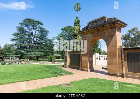 Parco dei giardini commemorativi della vittoria nel centro della città di Wagga Wagga, città regionale in Australia, arco commemorativo dei caduti nella prima guerra mondiale, Australia Foto Stock