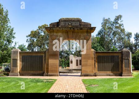 Parco dei giardini commemorativi della vittoria nel centro della città di Wagga Wagga, città regionale in Australia, arco commemorativo dei caduti nella prima guerra mondiale, Australia Foto Stock