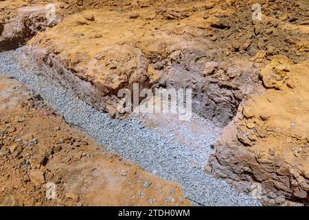 Per versare il calcestruzzo sulle fondamenta, si stanno scavando trincee Foto Stock