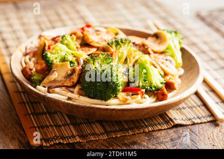 Mescolare le verdure fritte con gli Udon Noodles Foto Stock