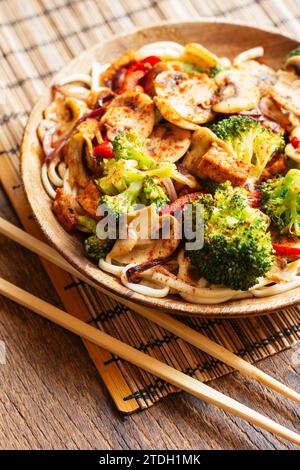 Mescolare le verdure fritte con gli Udon Noodles Foto Stock