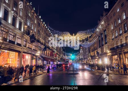 Londra, Regno Unito - 16 novembre 2023: Luci natalizie "The Spirit of Christmas" che costeggiano Regent's Street di notte. Foto Stock