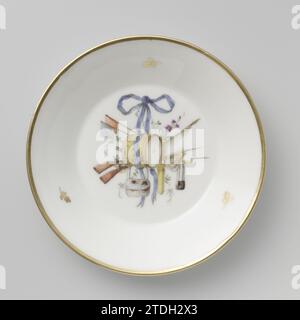 Tè e piattino, Royal Porcelain Factory Dommer & Co., c. 1809 - c. 1814 Set da tè composto da una teiera, una ciotola da zucchero, una bobina e dodici tazze e piattini multicolori dipinti con trofei appesi ad archi blu. I trofei si riferiscono a varie professioni. Contrassegnato in nero: Amstel (la ciotola di zucchero Amstel N. 805 e Inganglift A). Vari marchi di ingresso nelle teste e nei piattini. Set da tè in porcellana Nieuwer-Amstel composto da una teiera, una ciotola da zucchero, una bobina e dodici tazze e piattini multicolori dipinti con trofei appesi ad archi blu. I trofei si riferiscono a varie professioni. Contrassegnato in nero: Foto Stock