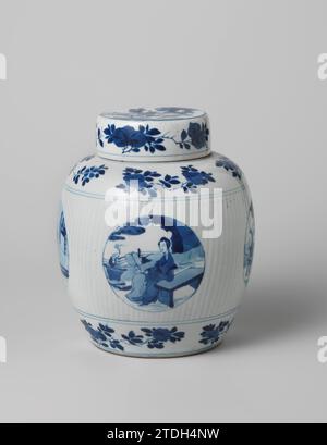 Vaso coperto ovoide con fianchi scanalati e figure in medaglioni, anonimo, c. 1700 - c. 1724 coperchio piatto di coperchio a forma di uovo vaso di porcellana, verniciato in blu underlaze. Sul bordo del coperchio con rami di frutta (pesca), la parte superiore con tre ragazzi che giocano (sciocchi) in un giardino recintato. Blue White. Porcellana cinese. glassa. Pittura/vetrificazione di cobalto (minerale) coperchio piatto di porcellana a forma di uovo, verniciato in blu underlaze. Sul bordo del coperchio con rami di frutta (pesca), la parte superiore con tre ragazzi che giocano (sciocchi) in un giardino recintato. Blue White. Porcellana cinese. glassa. vernice cobalto (minerale) Foto Stock