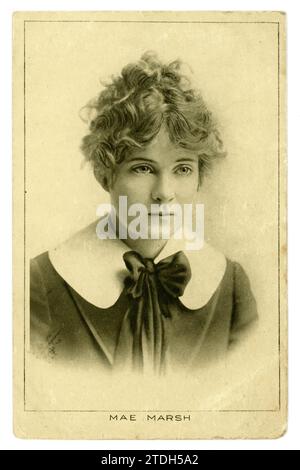 Cartolina originale dei primi anni '1900 della giovane attrice americana del cinema muto Miss Mae Marsh, con i suoi capelli legati vagamente in un panino, indossando una camicetta con il collare di Peter Pan, intorno al 1915 Foto Stock