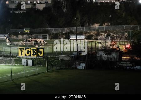 Gerusalemme, Israele. 18 dicembre 2023. Le IDF ferite dal campo di battaglia vengono evacuate dal punto di vista medico al Centro medico Shaare Zedek di Gerusalemme dalla 669th Special Rescue Tactical Unit. Israele è stato coinvolto in una guerra con Hamas a seguito di un massiccio fuoco di razzi dalla Striscia di Gaza in Israele il 7 ottobre 2023, infiltrazione di uomini armati nel territorio israeliano, massacro di 1.400 donne e bambini civili nelle loro case e presa in ostaggio di circa 240 civili, tra cui neonati e bambini, e soldati. Crediti: NIR Alon/Alamy Live News Foto Stock