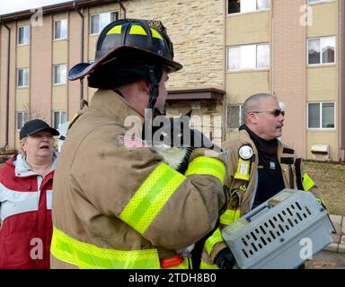 Racine, Wisconsin, USA. 18 dicembre 2023. I vigili del fuoco a Racine, Wisconsin, hanno salvato un gatto residentÃs dall'edificio in fiamme di Parkview Manor lunedì mattina 18 dicembre 2023. (Immagine di credito: © Mark Hertzberg/ZUMA Press Wire) SOLO USO EDITORIALE! Non per USO commerciale! Foto Stock