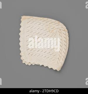 Cappello da giorno o liquame di cotone lavorato a maglia; modello di cavo, anonimo, c. 1800 - c. 1900 cappello da giorno o liquame di cotone lavorato a maglia. Il cappello ha uno schema dei cavi. I bordi sono ricoperti. Cappello per maglieria (tessile) in cotone Friesland per il giorno o liquame di cotone lavorato a maglia. Il cappello ha uno schema dei cavi. I bordi sono ricoperti. Maglia di cotone (tessile) Friesland Foto Stock