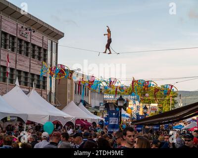 Balancer sopra una strada animata di Gaspé durante il festival musicale alla fine del mondo. Gaspé, Quebec, Canada Foto Stock