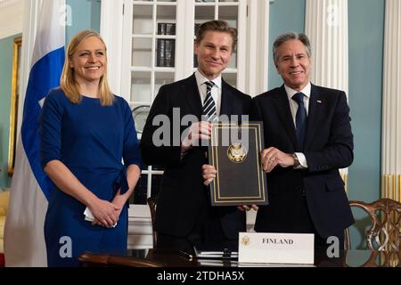 Washington, Distretto di Columbia, USA. 18 dicembre 2023. Il segretario ANTONY J. BLINKEN, di destra, partecipa a una cerimonia di firma dell'accordo di cooperazione di difesa con il ministro degli Esteri finlandese ELINA VALTONEN, di sinistra, e il ministro della difesa finlandese ANTTI HAKKANEN, di mezzo, presso il Dipartimento di Stato. (Immagine di credito: © Chuck Kennedy/Dipartimento di Stato/ZUMA Press Wire) SOLO USO EDITORIALE! Non per USO commerciale! Foto Stock