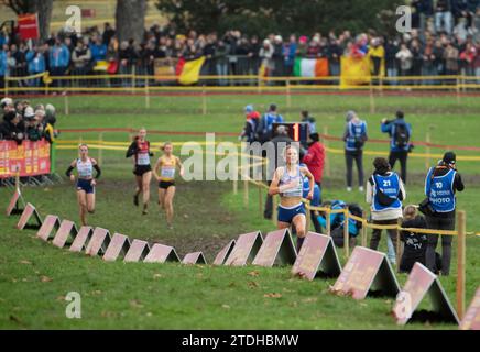 Innes Fitzgerald di Great Britain & NI gareggia nella gara femminile U20 ai campionati europei di cross country SPAR, Laeken Park a Bruxelles, BE Foto Stock