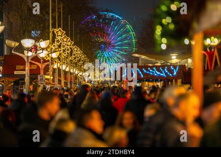 Mercatino di Natale su Königsstraße nel centro della città di Duisburg, prima della stagione natalizia, luci natalizie, ruota panoramica, bancarelle dei mercatini di Natale, folle Foto Stock