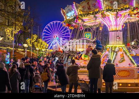 Mercatino di Natale su Königsstraße nel centro della città di Duisburg, prima della stagione natalizia, luci natalizie, ruota panoramica, bancarelle dei mercatini di Natale, folle Foto Stock