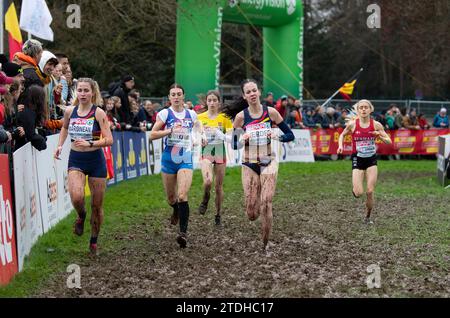 Iulia Florina Marginean e Diana Verdes della Romania gareggiano nella gara femminile U20 ai Campionati europei di Cross Country SPAR, Laeken Park in Foto Stock