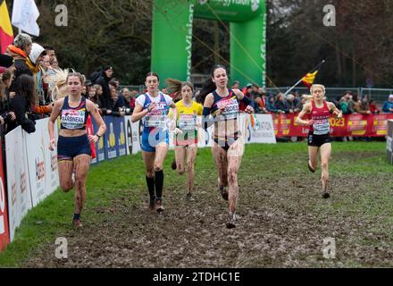 Iulia Florina Marginean e Diana Verdes della Romania gareggiano nella gara femminile U20 ai Campionati europei di Cross Country SPAR, Laeken Park in Foto Stock