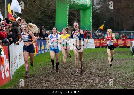 Iulia Florina Marginean e Diana Verdes della Romania gareggiano nella gara femminile U20 ai Campionati europei di Cross Country SPAR, Laeken Park in Foto Stock