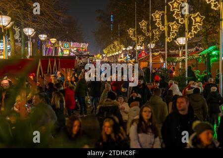 Mercatino di Natale su Königsstraße nel centro della città di Duisburg, prima della stagione natalizia, luci di Natale, bancarelle di mercatini di Natale, folle, NRW, Germania Foto Stock