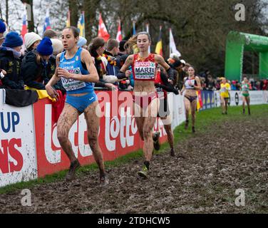 Margherita Voliani d'Irlanda e Ruth Marti della Spagna gareggiano nella gara femminile U20 ai Campionati europei di Cross Country SPAR, Laeken Park Foto Stock