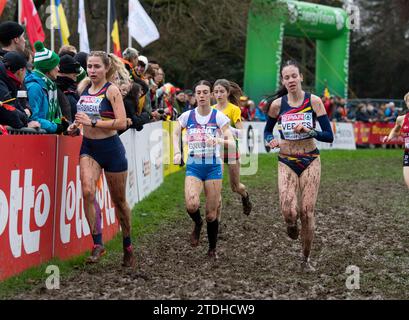 Natalija Grujić della Serbia partecipa alla gara femminile U20 ai campionati europei di cross country SPAR, Laeken Park di Bruxelles, Belgio, il 10 Foto Stock